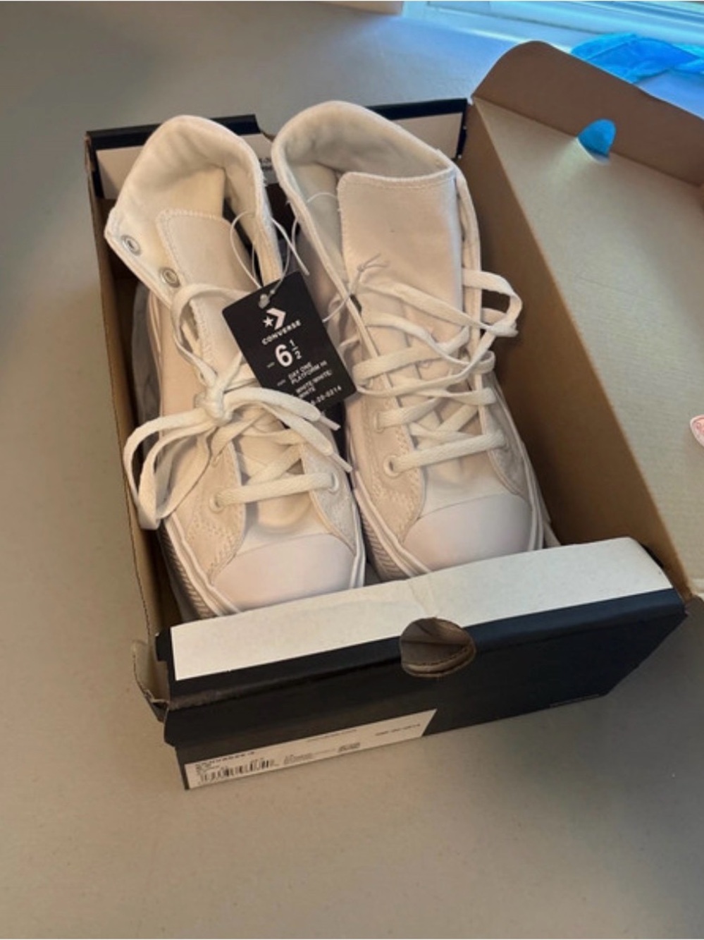 New in box converse women’s sz 6.5 platform shoes all white